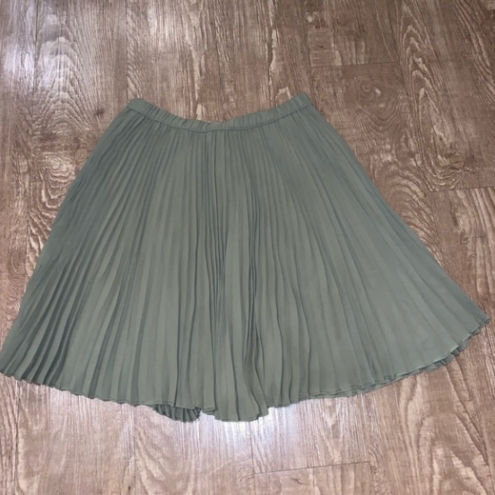 Like New Banana Republic Olive Green Pleated Skirt